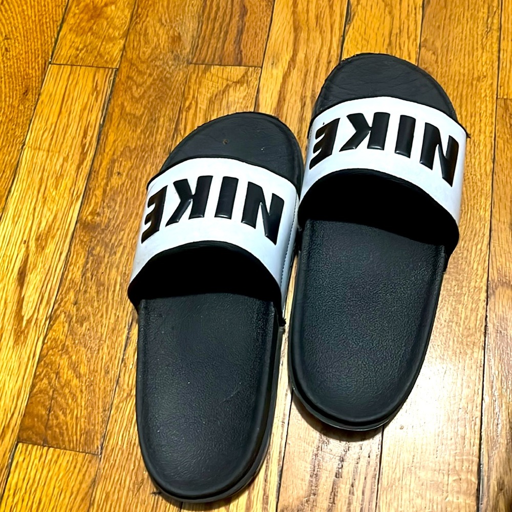 Boys Nike flip flops